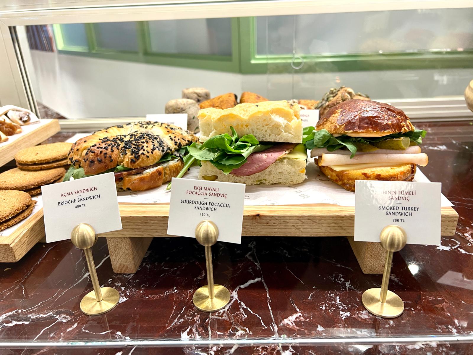 Dekoratif görünümünün yanında işlevsel kullanımıyla öne çıkan pirinç kart tutucu.