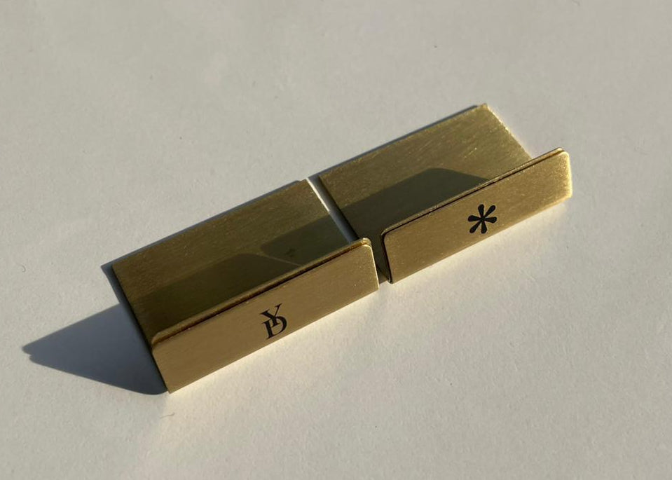 Kart giriş alanı detaylı pirinç isimlik