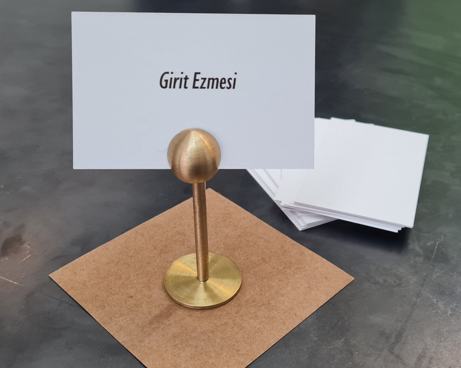 Gerçek pirinç malzemesi sayesinde uzun ömürlü ve şık bir kullanım sunar.