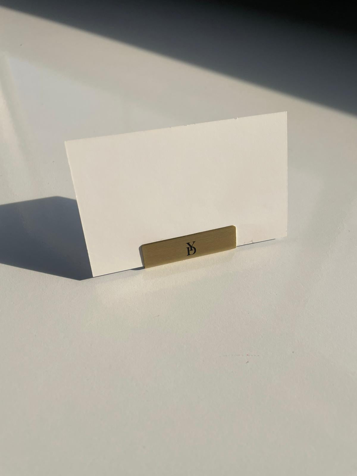 Masa numarası göstermek için kullanılan pirinç etiket