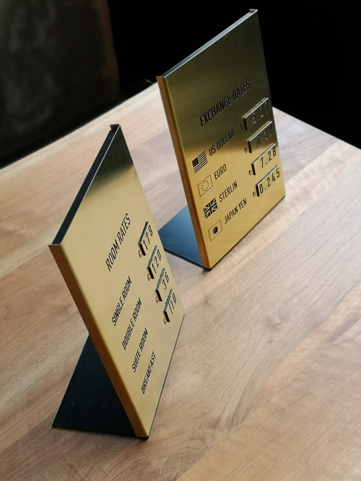 Şık pirinç tasarımıyla, işletmenize prestij katan, kolay güncellenebilir fiyat panosu.