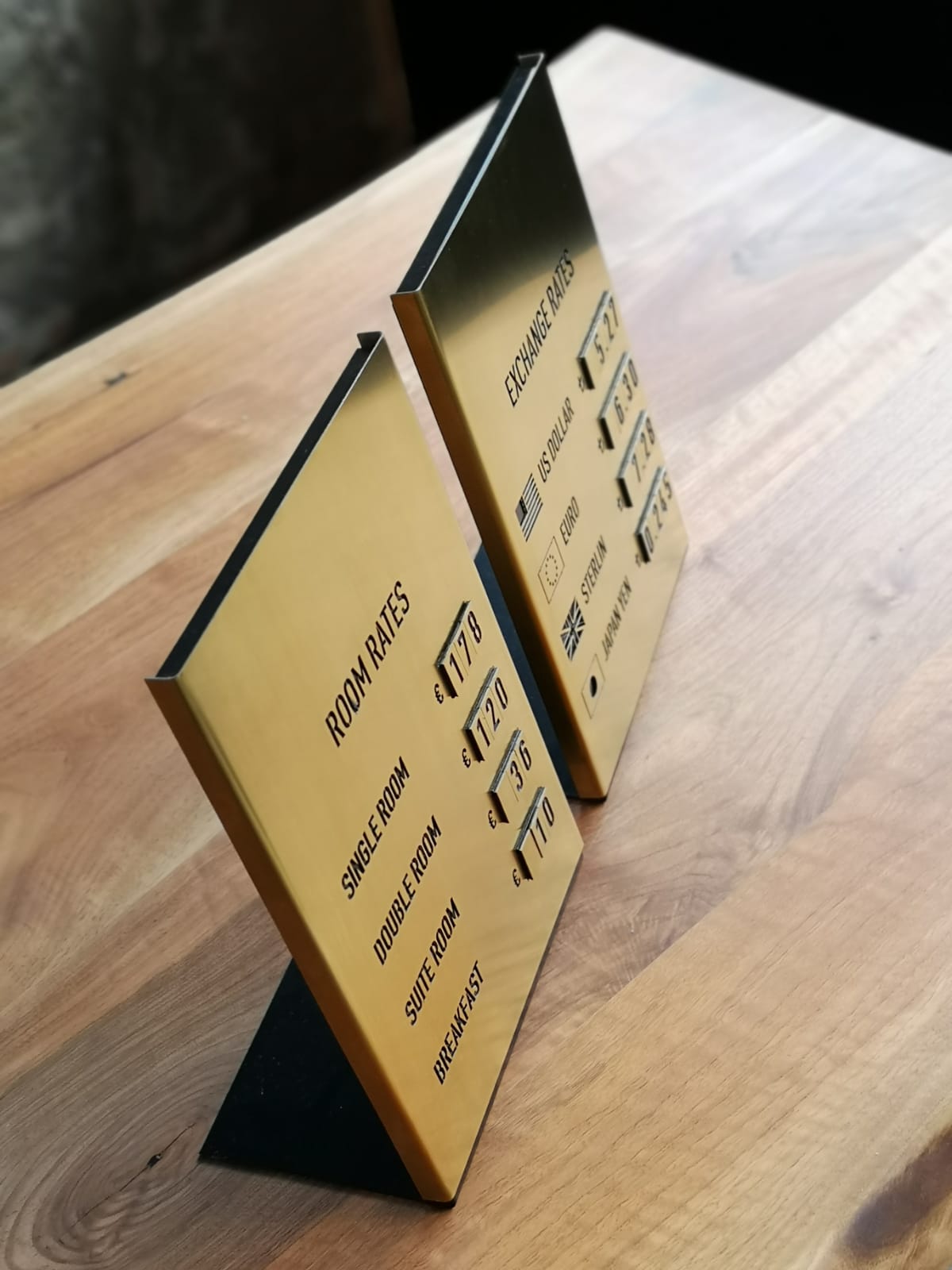 Otel ve işletmeler için uygun, mıknatıslı rakamlarla değiştirilebilir fiyat panosu.