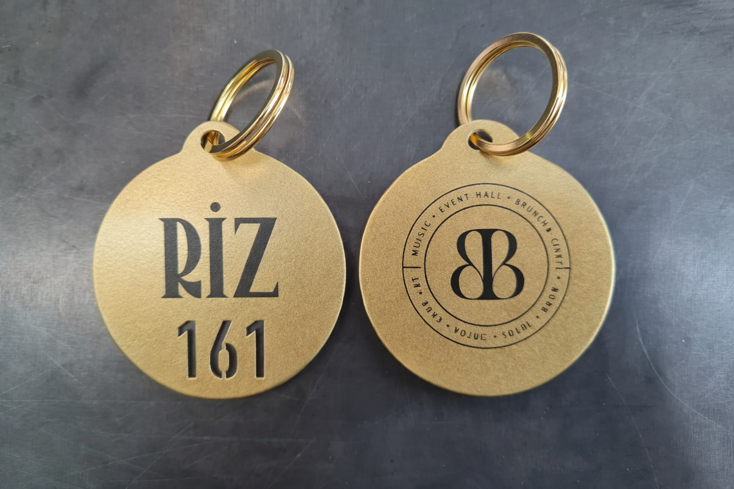 Dayanıklı metal yapısı ve şık tasarımıyla otel, butik otel ve işletmeler için ideal.