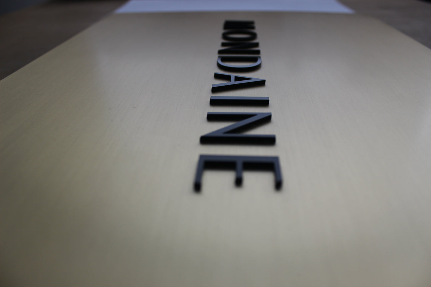 Duvar montajına uygun pirinç pleksi kabartma harfli tabela. Üç boyutlu görünümüyle profesyonel duruş kazandırır.