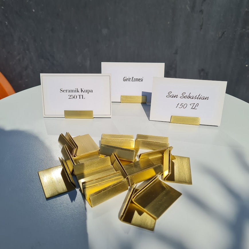 Farklı açıdan çekilmiş pirinç masa etiketi