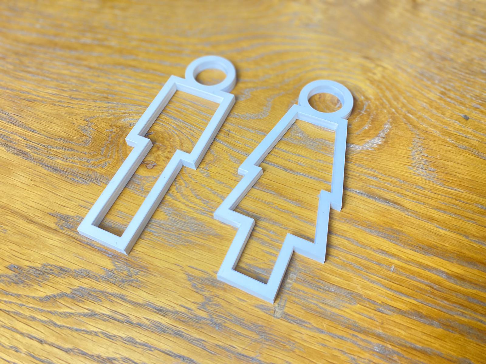 Pleksi malzemeden üretilmiş yönlendirme levhalarının kapı üzerindeki görünümü