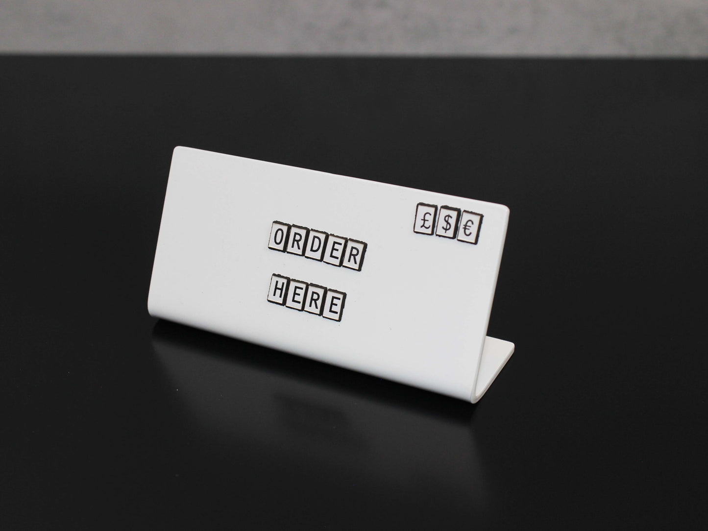 Pratik kullanım sunan metal kasalı etiketlik.