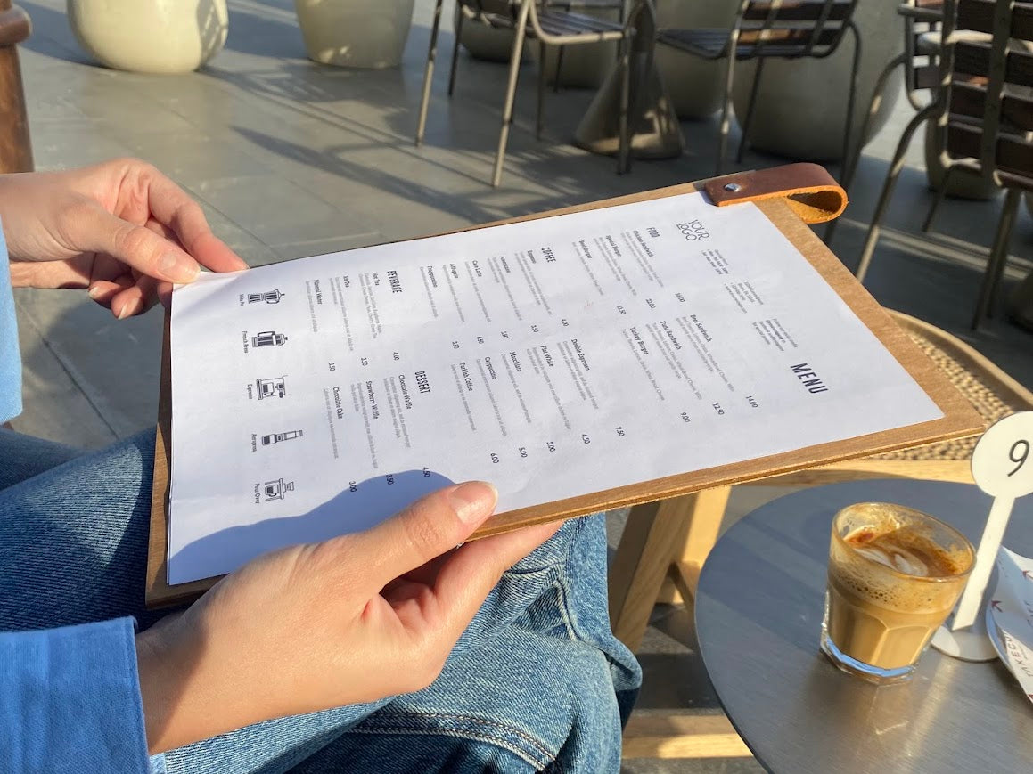 Menü değişimi için vidalı ve pratik kullanım sunan tasarım.