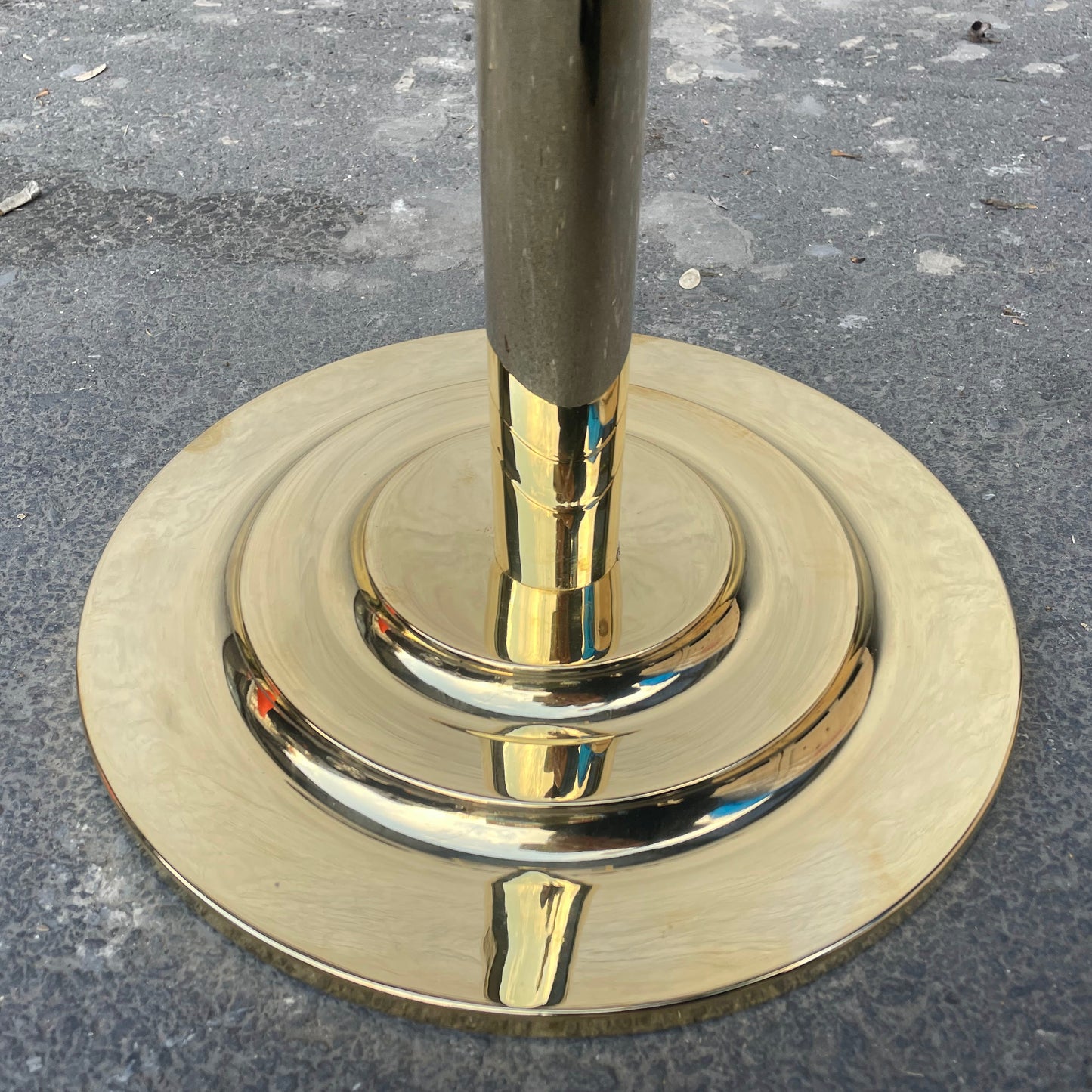 Premium ayaklı menü standının metal taban ve denge sağlayan yapı detayı