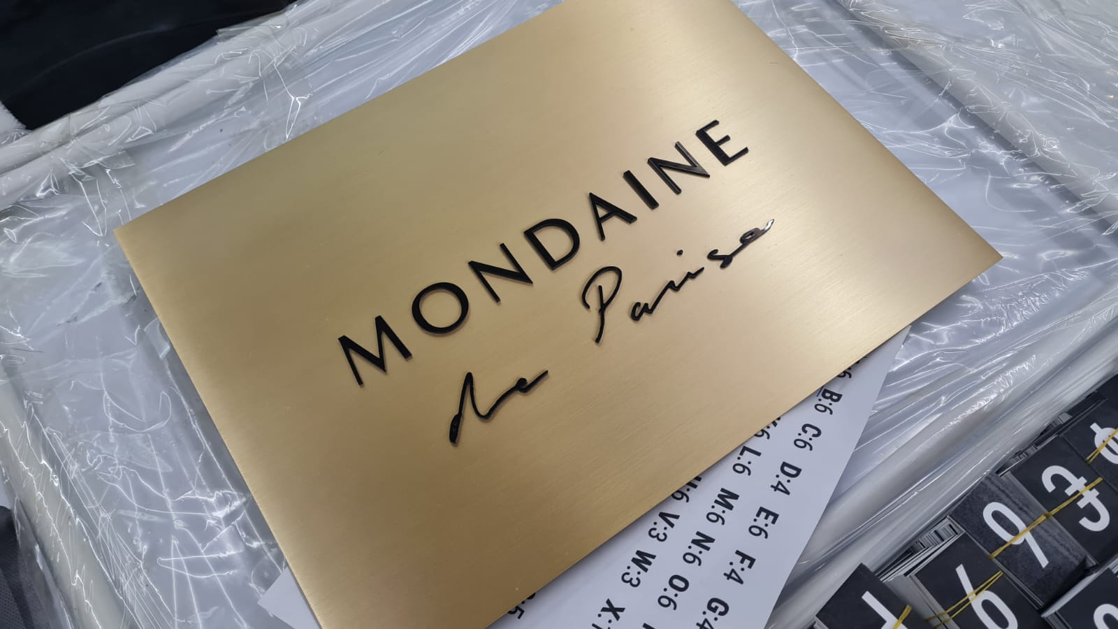 Lüks otel ve spa girişlerinde tercih edilen premium pirinç tabela. Altın tonlu yüzeyiyle sofistike bir atmosfer oluşturur.