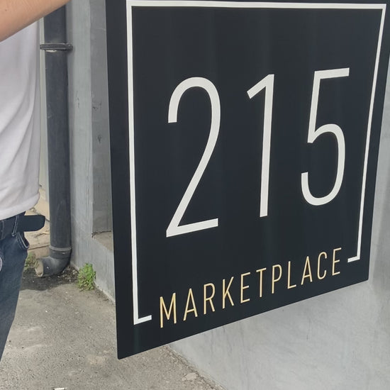 Siyah boyalı metal gövdeli, deri askılı tabela modeli