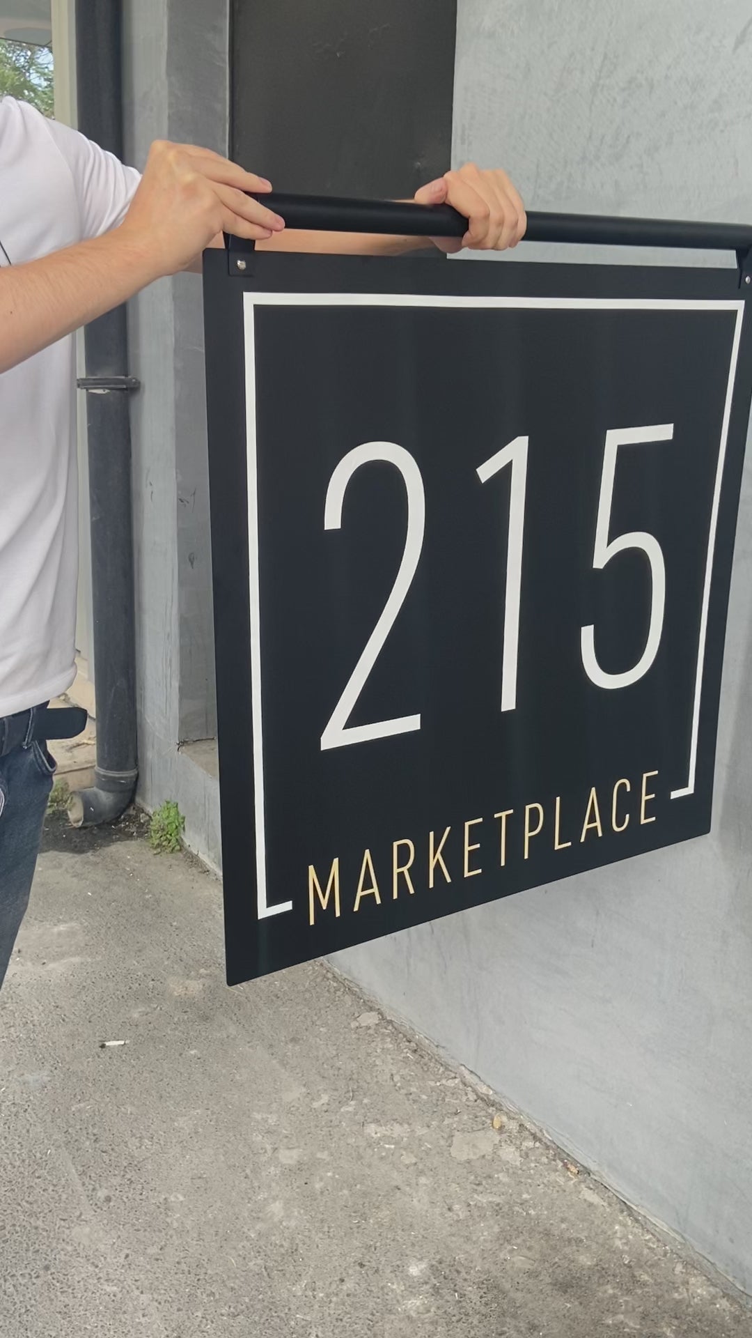 Siyah boyalı metal gövdeli, deri askılı tabela modeli