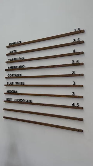 Ahşap çıtalı menü panosuna akrilik harflerin kolayca yerleştirilmesini gösteren pratik kullanım videosu.