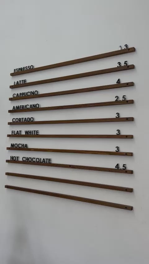 Ahşap çıtalı menü panosuna akrilik harflerin kolayca yerleştirilmesini gösteren pratik kullanım videosu.