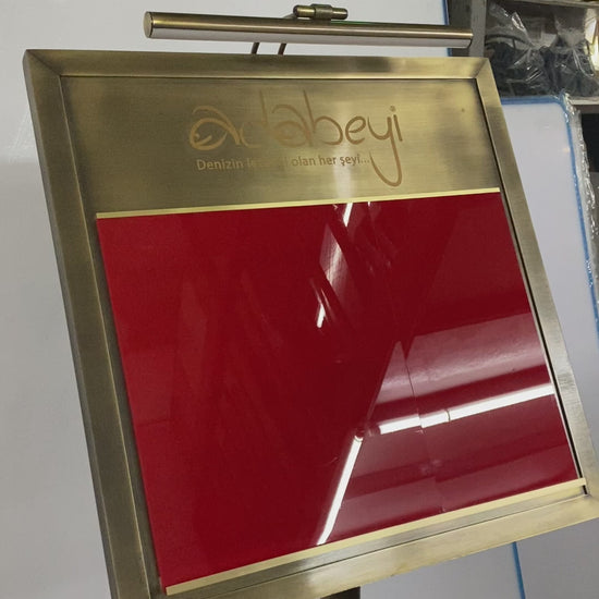 Yüksek kaliteli metal çerçeve, ışıklı menü panosuna dayanıklı ve şık bir görünüm kazandırır.