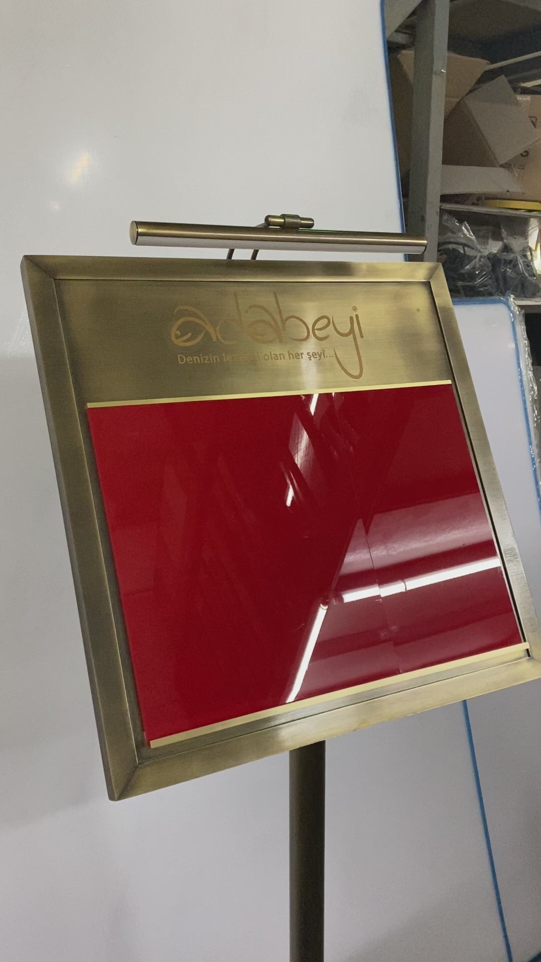 Yüksek kaliteli metal çerçeve, ışıklı menü panosuna dayanıklı ve şık bir görünüm kazandırır.