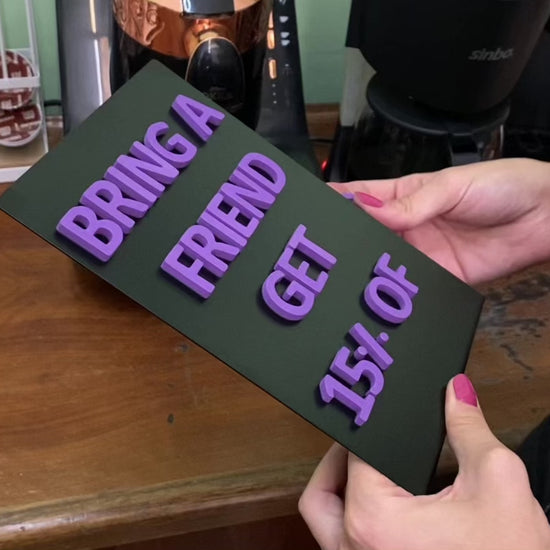 Kafelerde uyarı yazısı için kullanılan metal pano harflerin yerleştirilmesi