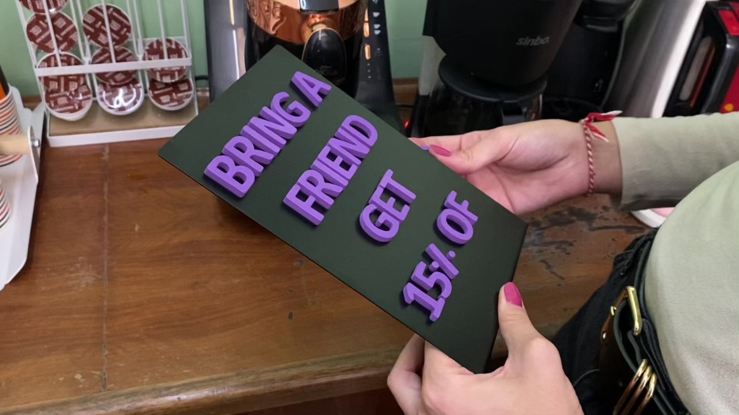 Kafelerde uyarı yazısı için kullanılan metal pano harflerin yerleştirilmesi