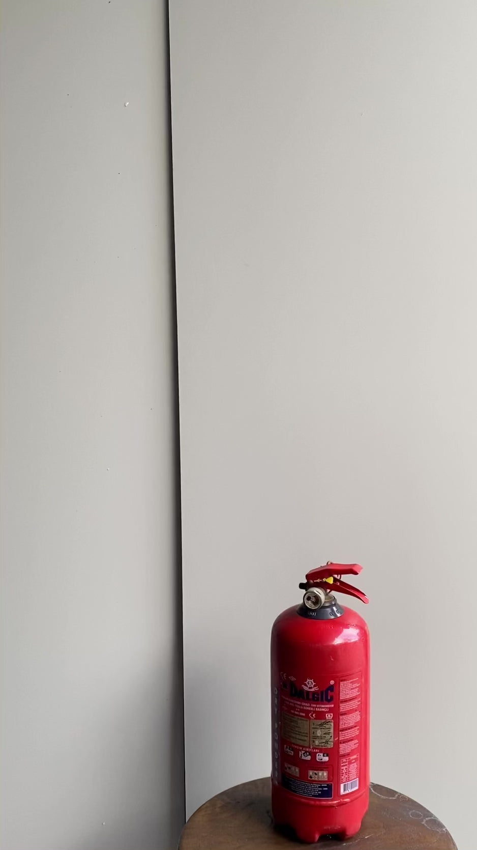 8x12 cm metal güvenlik levhasının kapıya montaj videosu