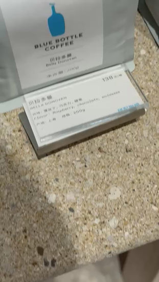 Sergi masasında ürün açıklaması için kullanılan metal ve akrilik bilgilendirme standı