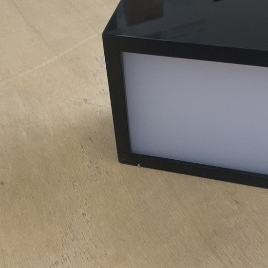 Işıklı Duvar Tabelası, LED aydınlatmalı kutu fener levha modelinin duvara montaj aşamalarını ve gece görünümünü gösteren tanıtım videosu. Restoran, kafe, bar, otel ve ofis girişleri için tasarlanan bu LED ışıklı tabela; akrilik yüzeyi, metal gövdesi ve enerji tasarruflu LED sistemiyle dikkat çeker. Video boyunca ürünün montaj kolaylığı, duvar tipi uygulaması, elektrik bağlantısı ve ışık yayılımı detaylı şekilde gösterilmektedir. İşletmeler için marka görünürlüğünü artıran profesyonel ışıklı tabela çözümü.