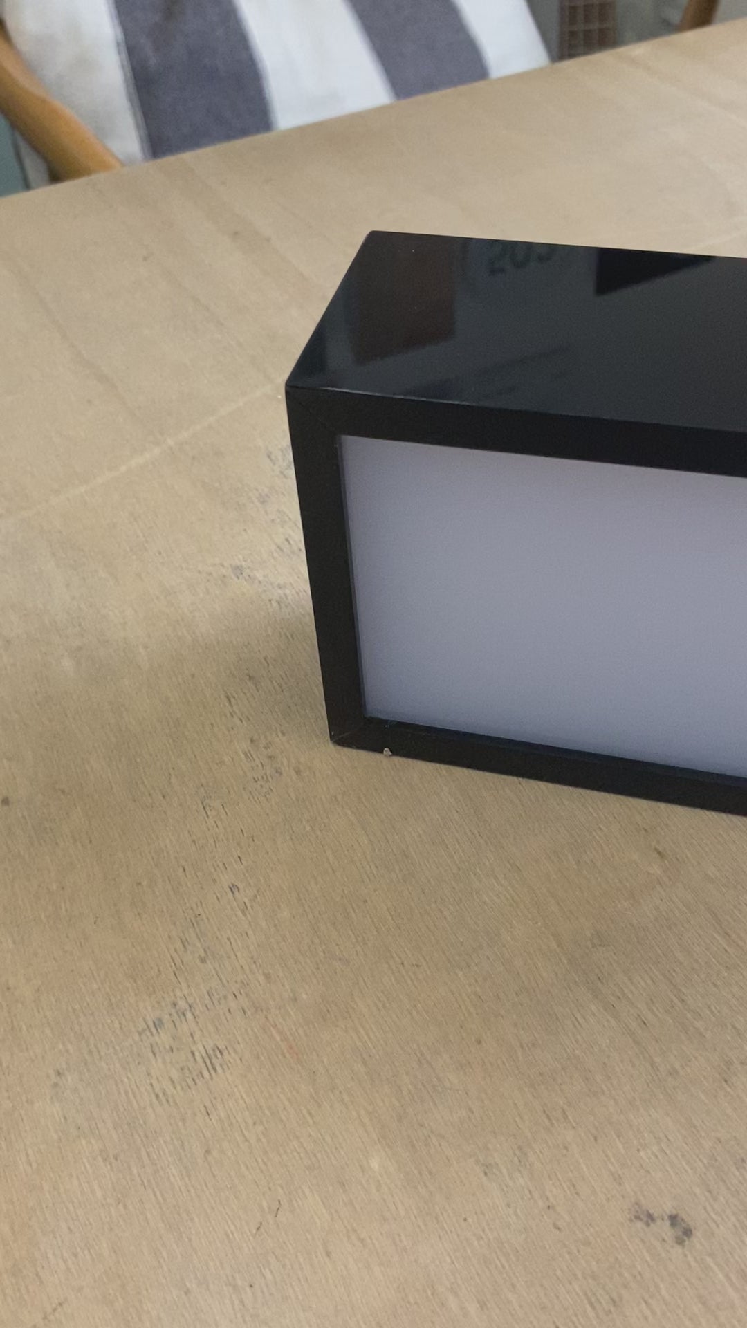 Işıklı Duvar Tabelası, LED aydınlatmalı kutu fener levha modelinin duvara montaj aşamalarını ve gece görünümünü gösteren tanıtım videosu. Restoran, kafe, bar, otel ve ofis girişleri için tasarlanan bu LED ışıklı tabela; akrilik yüzeyi, metal gövdesi ve enerji tasarruflu LED sistemiyle dikkat çeker. Video boyunca ürünün montaj kolaylığı, duvar tipi uygulaması, elektrik bağlantısı ve ışık yayılımı detaylı şekilde gösterilmektedir. İşletmeler için marka görünürlüğünü artıran profesyonel ışıklı tabela çözümü.