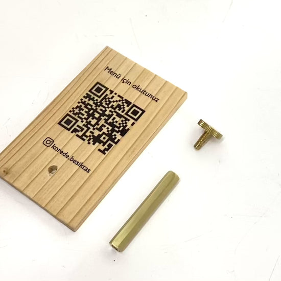Ahşap QR kod menü standının montaj ve parça detaylarını gösterir.