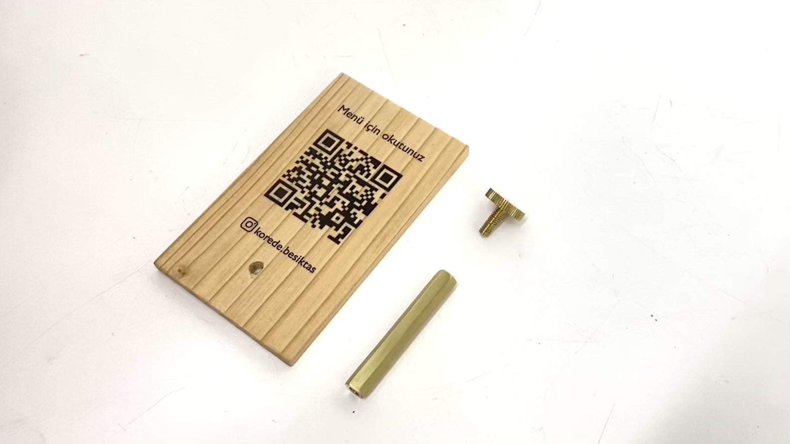 Ahşap QR kod menü standının montaj ve parça detaylarını gösterir.