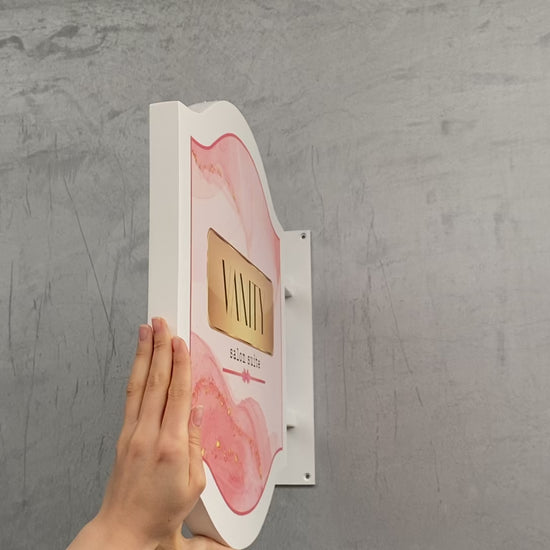 İşletmenizin kurumsal rengine boyanabilen kıvrımlı kenarlı giriş tabelası.