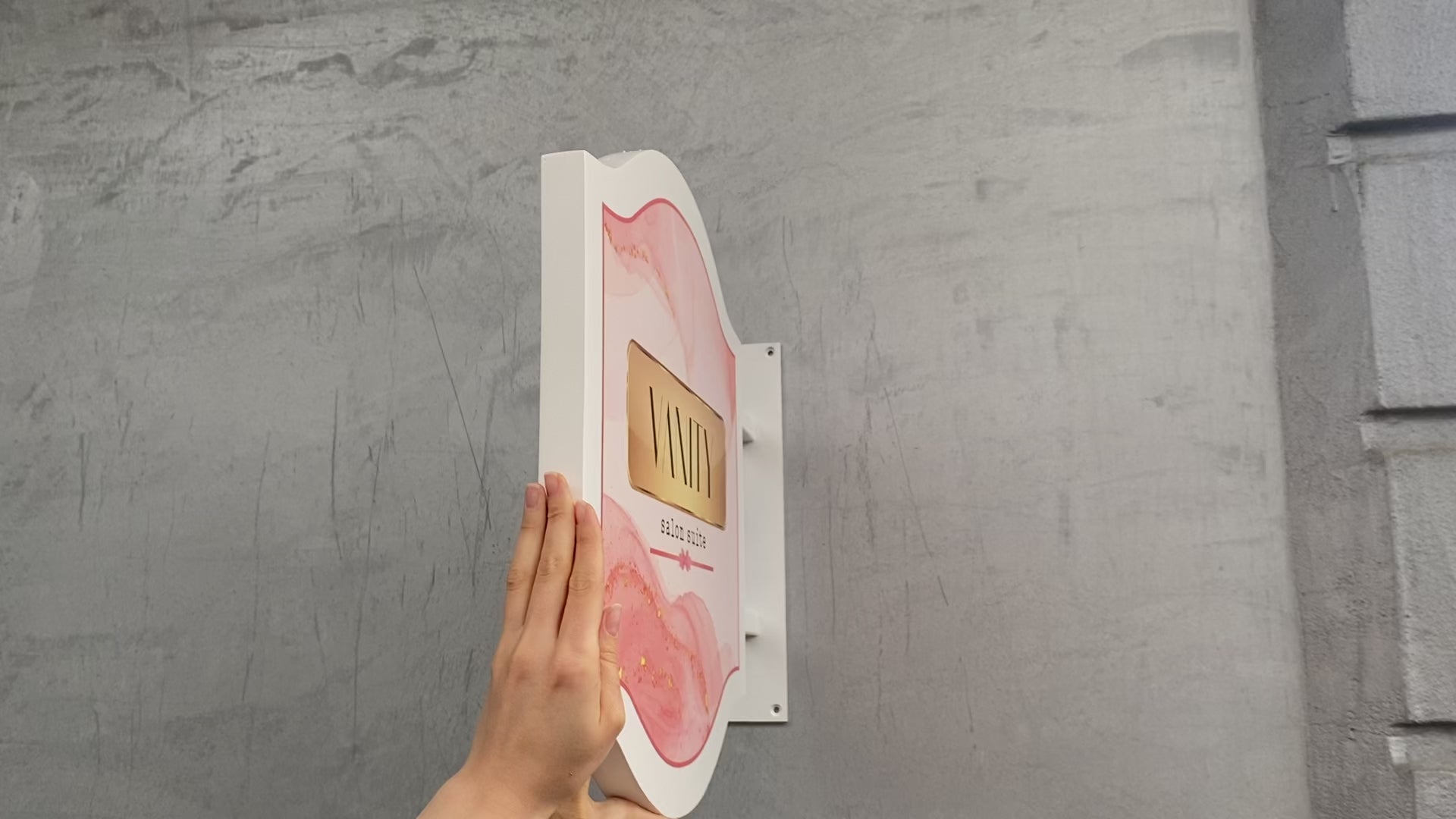 İşletmenizin kurumsal rengine boyanabilen kıvrımlı kenarlı giriş tabelası.