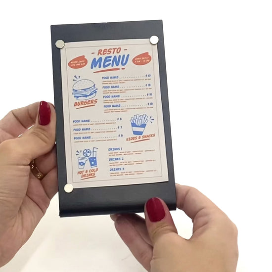 Manyetik tutuculu metal masaüstü stand, duyuru ve menü sergilemek için şık bir çözüm sunar.