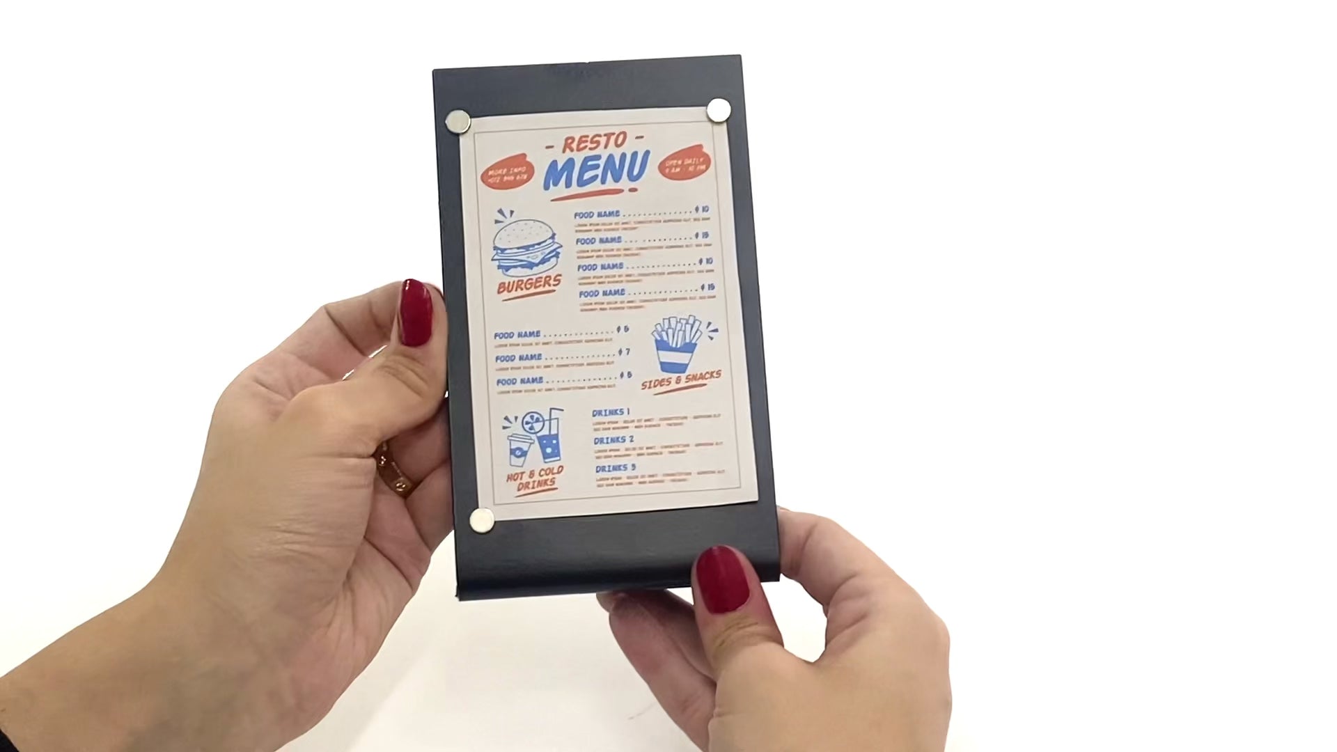 Manyetik tutuculu metal masaüstü stand, duyuru ve menü sergilemek için şık bir çözüm sunar.