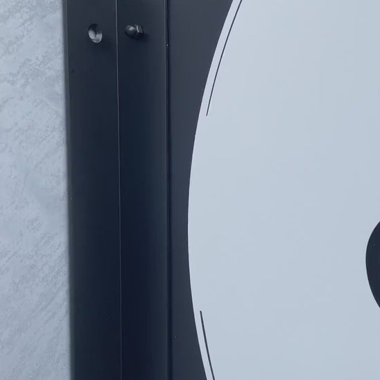 Duvara monte edilen yuvarlak metal tabelanın çift taraflı kullanım özelliği, renk seçenekleri ve montaj detaylarıyla tanıtıldığı ürün videosu.