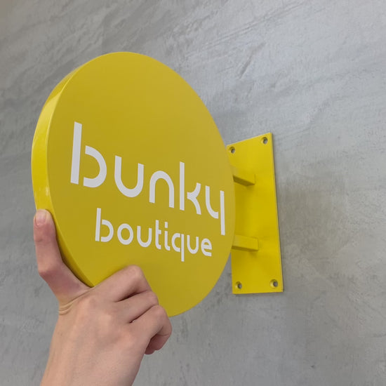 İstenen renkte, metal malzemeden üretilmiş duvara monte giriş tabelasının detaylı montaj süreci ve dış mekandaki kullanım görüntüleri.