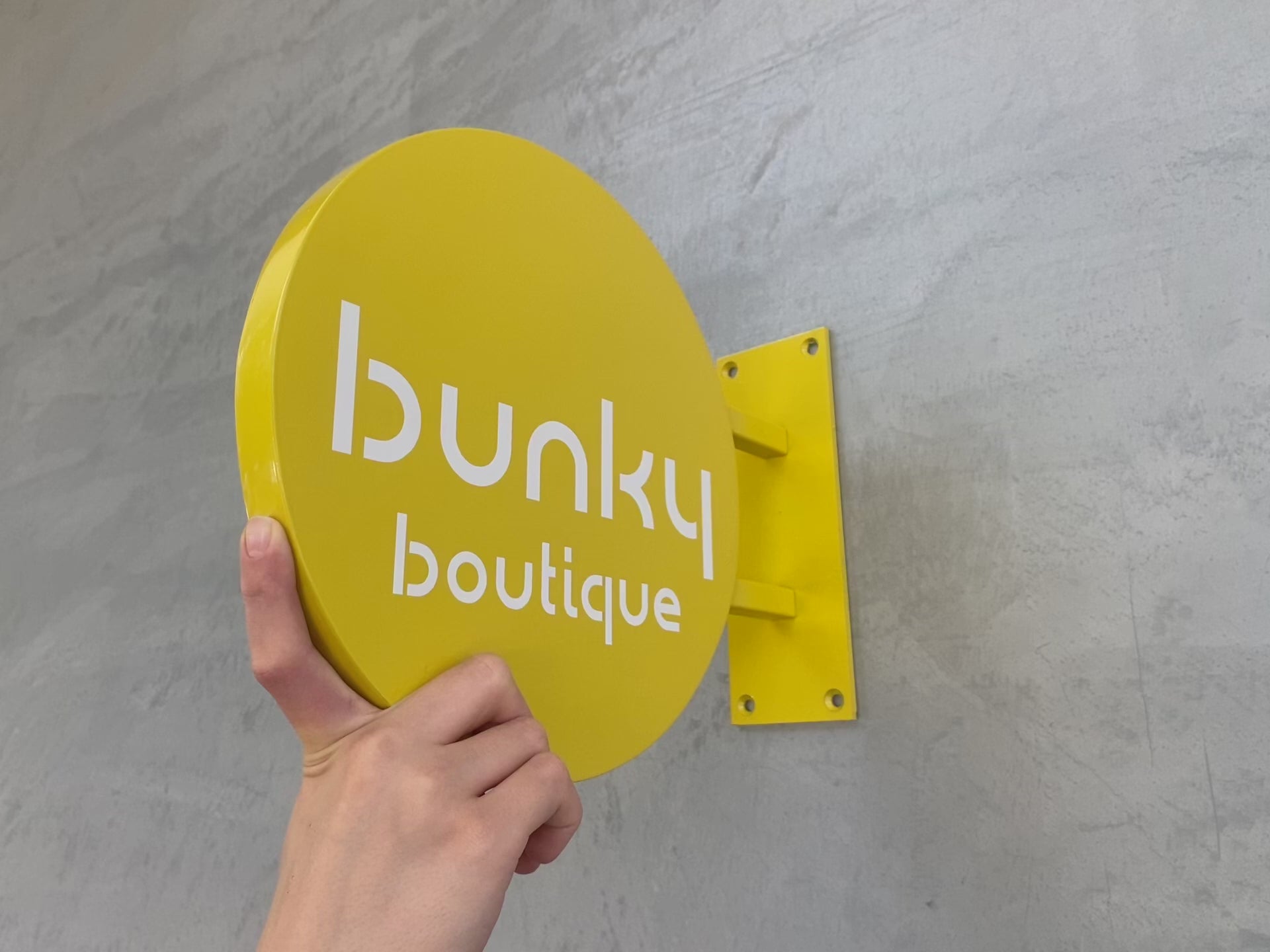 İstenen renkte, metal malzemeden üretilmiş duvara monte giriş tabelasının detaylı montaj süreci ve dış mekandaki kullanım görüntüleri.