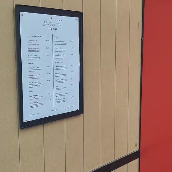 A3 format duvar tipi menü panosunun restoran, kafe, otel ve kamu alanlarında kullanımını gösteren tanıtım videosu; metal gövde, kızaklı kapak sistemi detaylarıyla.