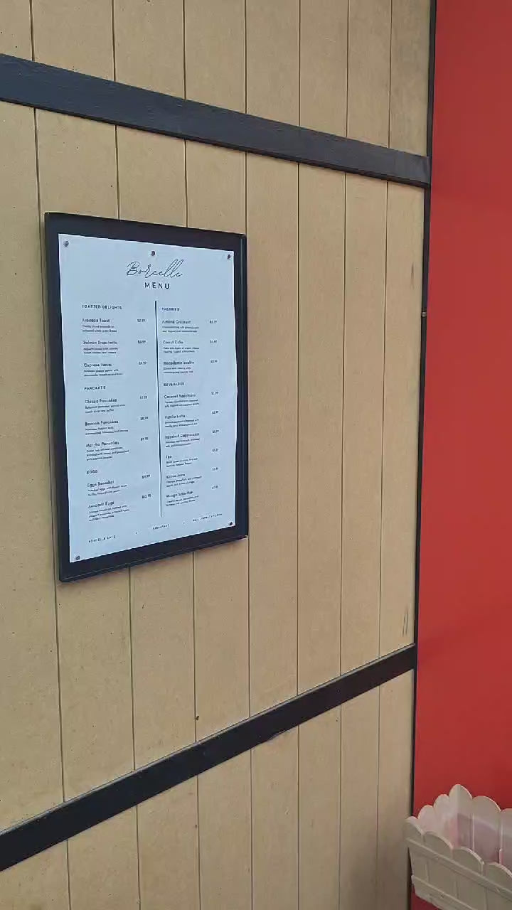 A3 format duvar tipi menü panosunun restoran, kafe, otel ve kamu alanlarında kullanımını gösteren tanıtım videosu; metal gövde, kızaklı kapak sistemi detaylarıyla.