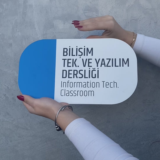 Oda isimlik tabelasının çift taraflı bant ile kapı üzerine kolayca monte edilme sürecini gösteren uygulama videosu.