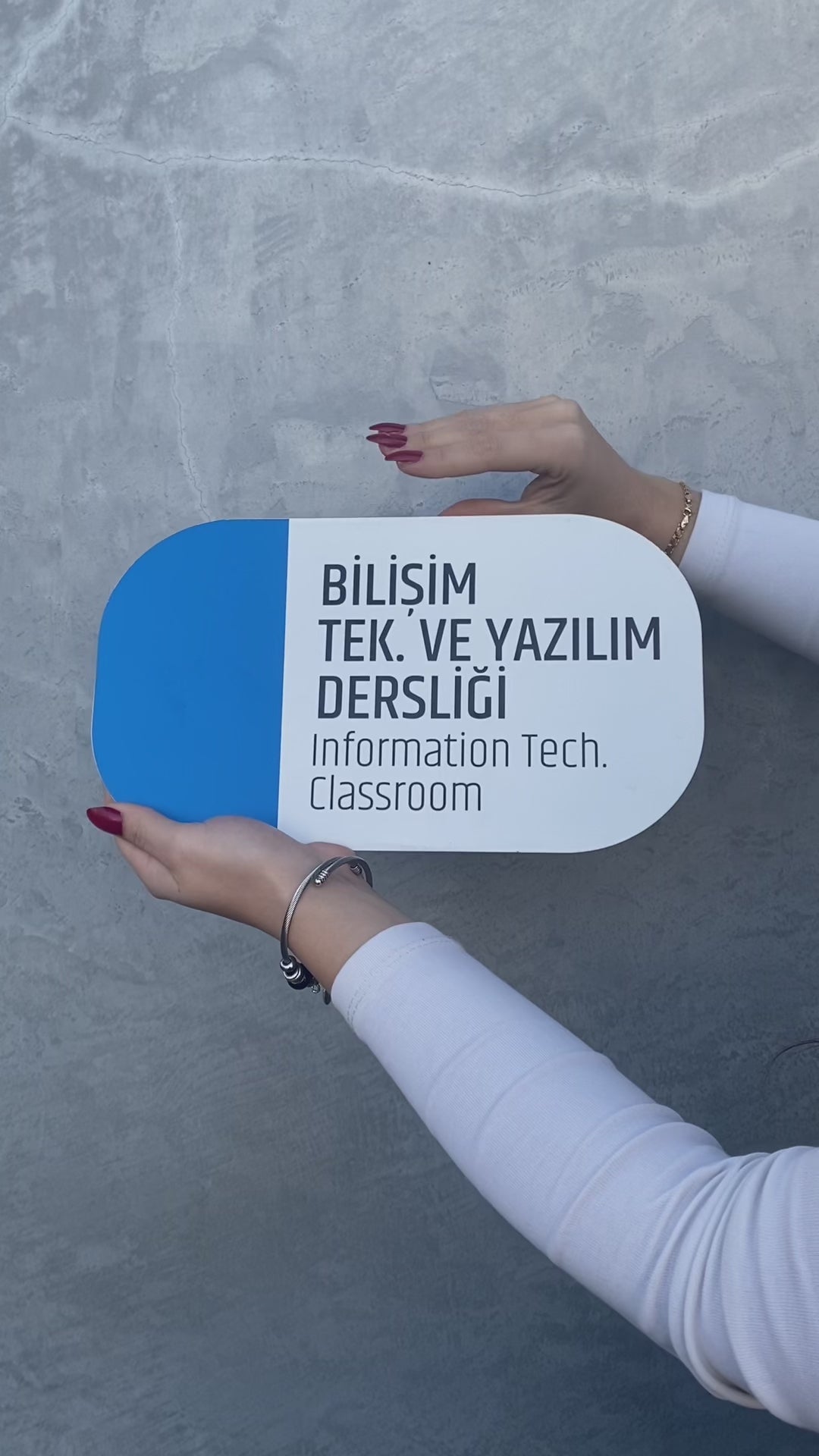 Oda isimlik tabelasının çift taraflı bant ile kapı üzerine kolayca monte edilme sürecini gösteren uygulama videosu.