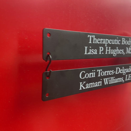 Dayanıklı metal menü panosu tanıtımı! Kolay montajlı, S kanca bağlantılı ve işletmenize özel tasarlanabilir. Logo baskı ve renk seçenekleriyle şık bir menü sunumu sağlar.