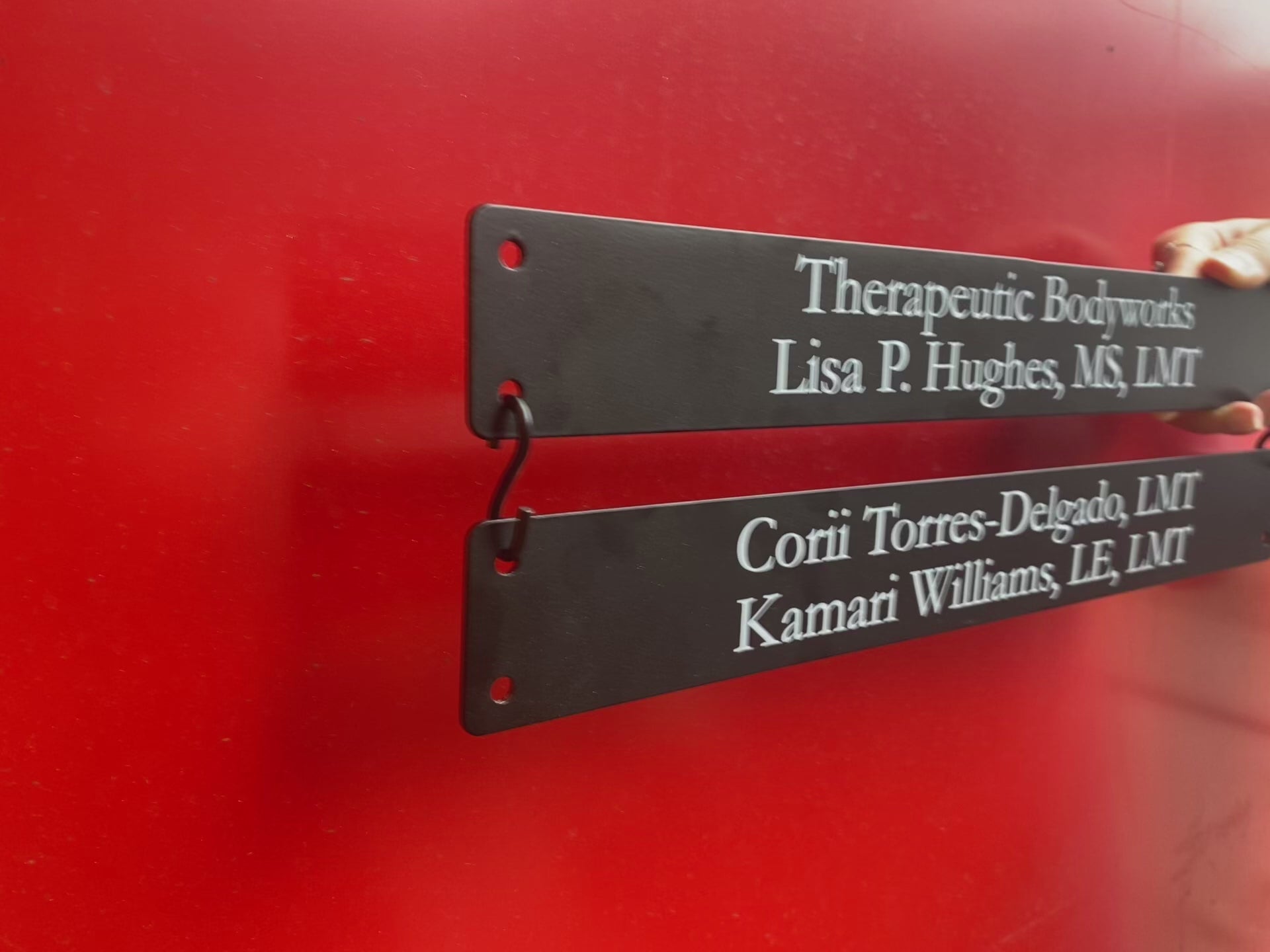 Dayanıklı metal menü panosu tanıtımı! Kolay montajlı, S kanca bağlantılı ve işletmenize özel tasarlanabilir. Logo baskı ve renk seçenekleriyle şık bir menü sunumu sağlar.