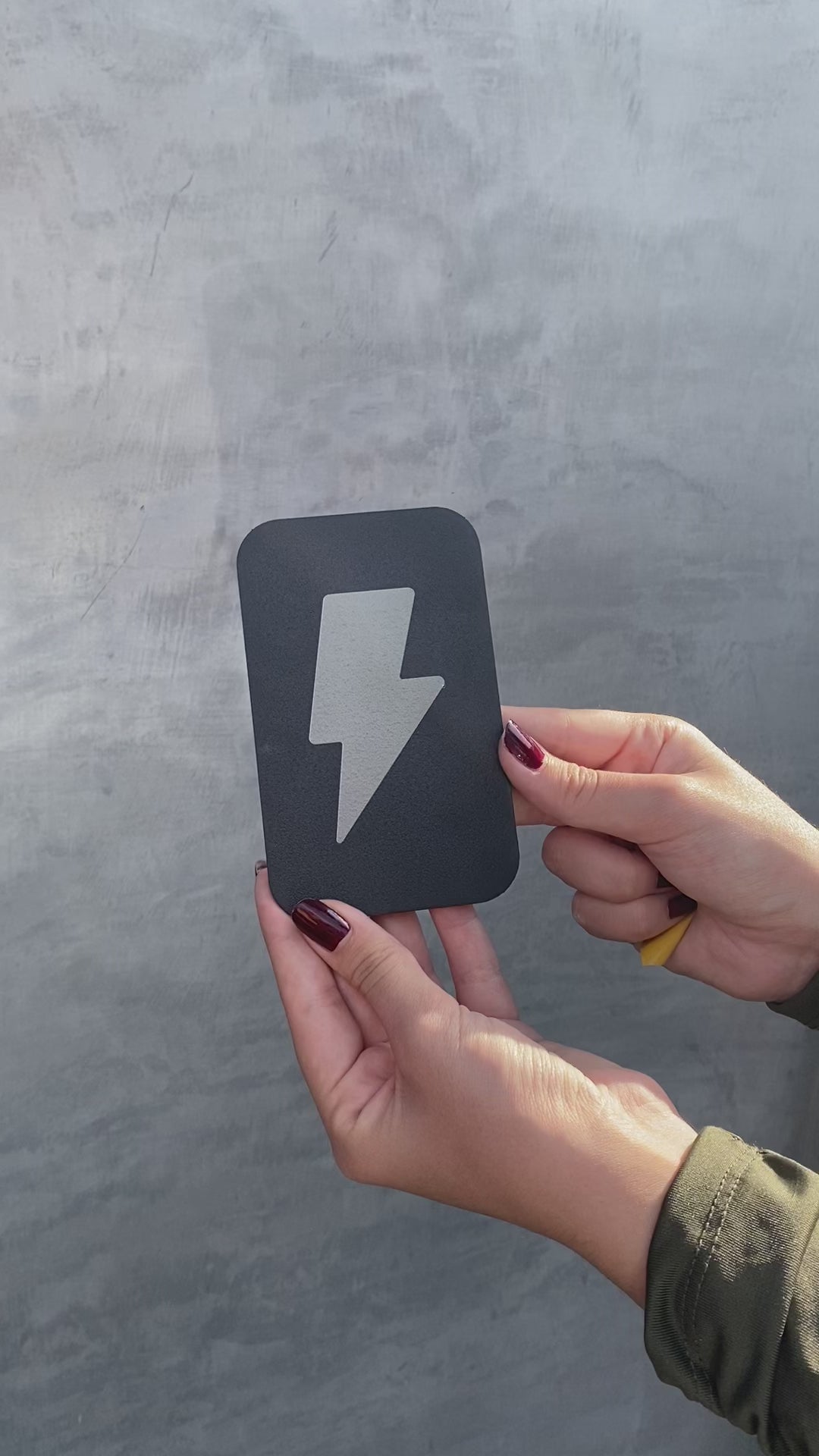 Çift taraflı bant ile metal uyarı levhası montaj videosu