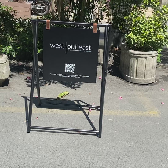 Metal gövdeli, katlanabilir A Frame tabelanın kurulumu, katlanma özelliği, çift taraflı görünümü ve deri kayış detaylarını gösteren tanıtım videosu.