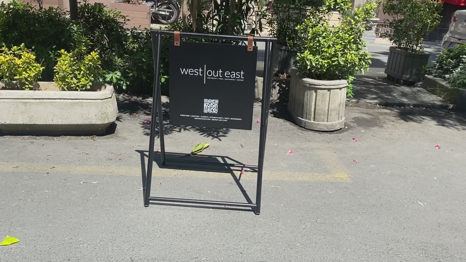 Metal gövdeli, katlanabilir A Frame tabelanın kurulumu, katlanma özelliği, çift taraflı görünümü ve deri kayış detaylarını gösteren tanıtım videosu.