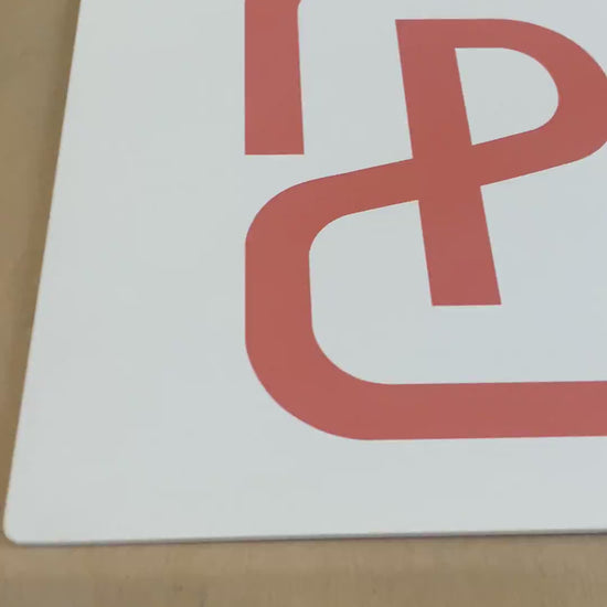 Kişiye özel tasarımla üretilmiş, özgün logolu dikdörtgen tabela.