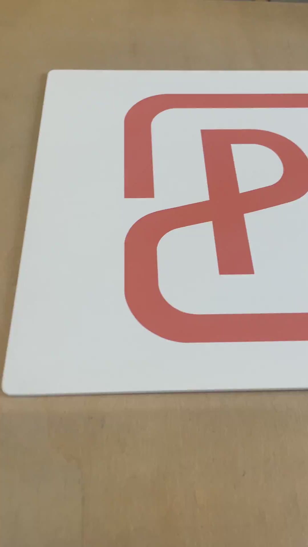 Kişiye özel tasarımla üretilmiş, özgün logolu dikdörtgen tabela.