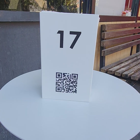 UV baskılı, rüzgara dayanıklı metal peçeteliğin detaylı tanıtımı. Çift taraflı baskı, QR menü entegrasyonu ve devrilmeye karşı stabil tasarımıyla restoran ve kafeler için ideal kullanım.