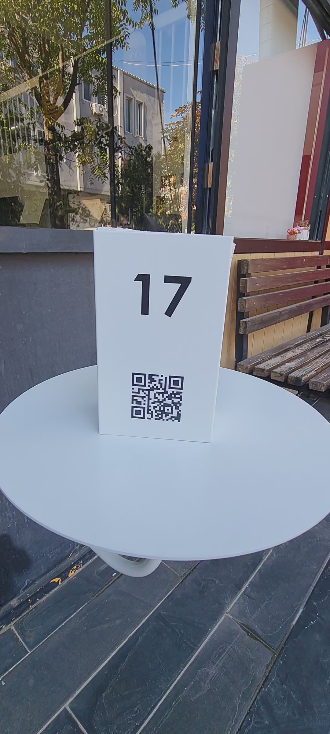 UV baskılı, rüzgara dayanıklı metal peçeteliğin detaylı tanıtımı. Çift taraflı baskı, QR menü entegrasyonu ve devrilmeye karşı stabil tasarımıyla restoran ve kafeler için ideal kullanım.