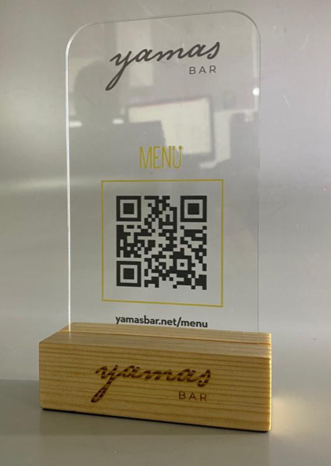 Modern tasarimli masaustu qr barkod standi