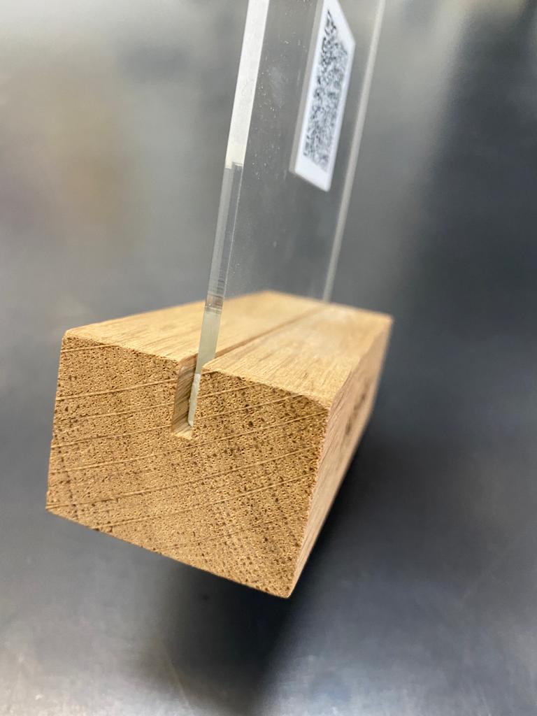 Ahsap altlikli, ustu pleksi qr kod etiketi ile donatilmis menu